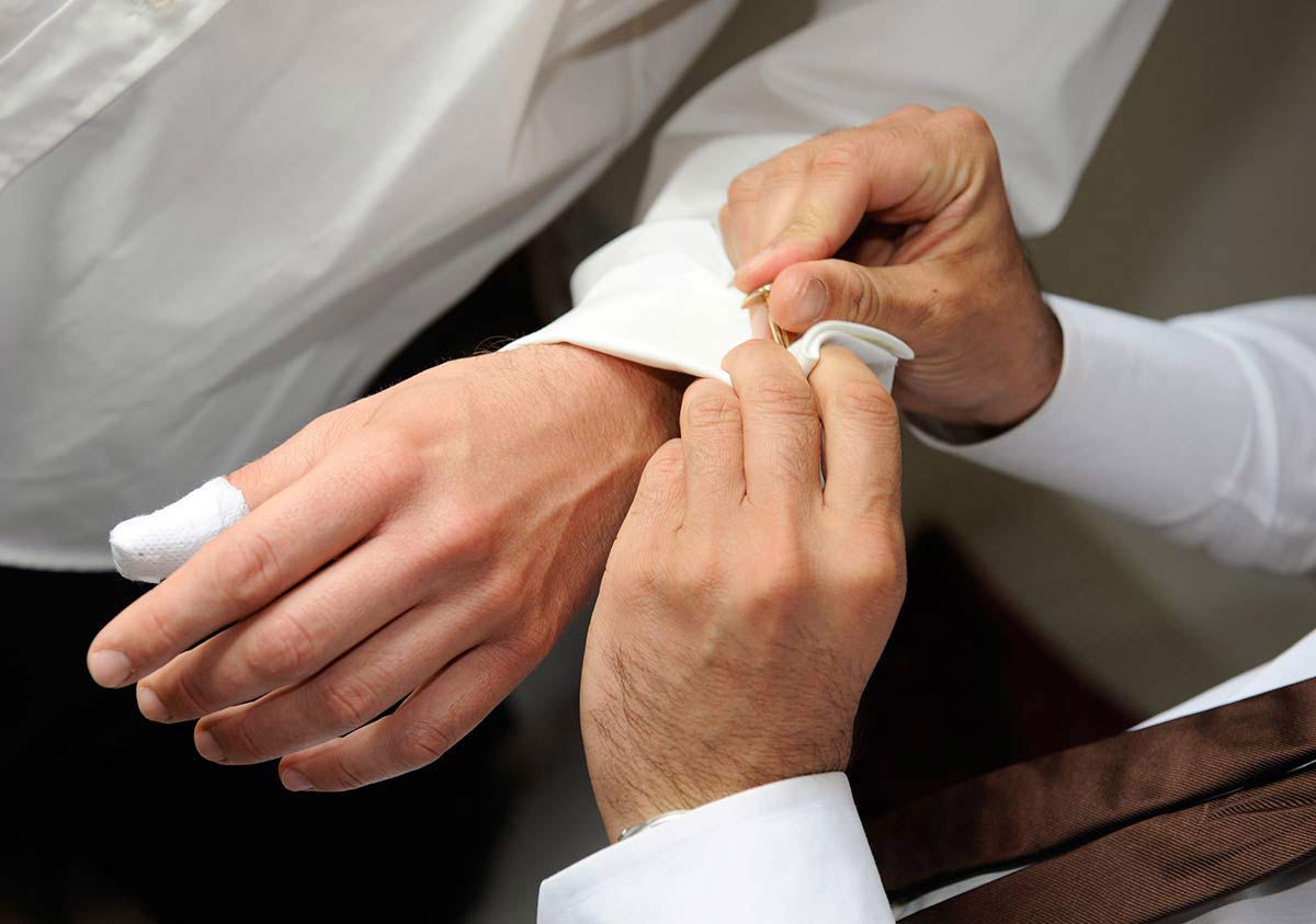 Hochzeitsfotograf: Bräutigam mit Manschettenknöpfepfe