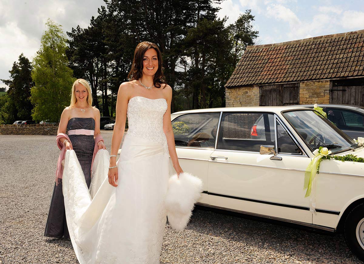 Honeylight Hochzeitsfotograf: Braut mit Kleid und Trautzeuging