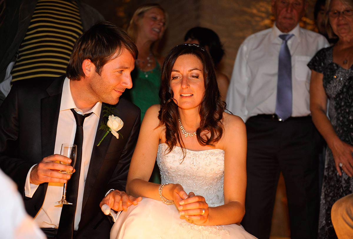 Honeylight Hochzeitsfotograf: Brautpaar schaut sich an auf Feier