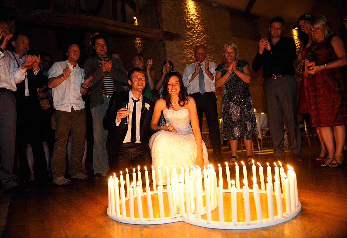 Honeylight Hochzeitsfotograf: Hochzeitskerzen mit Brautpaar