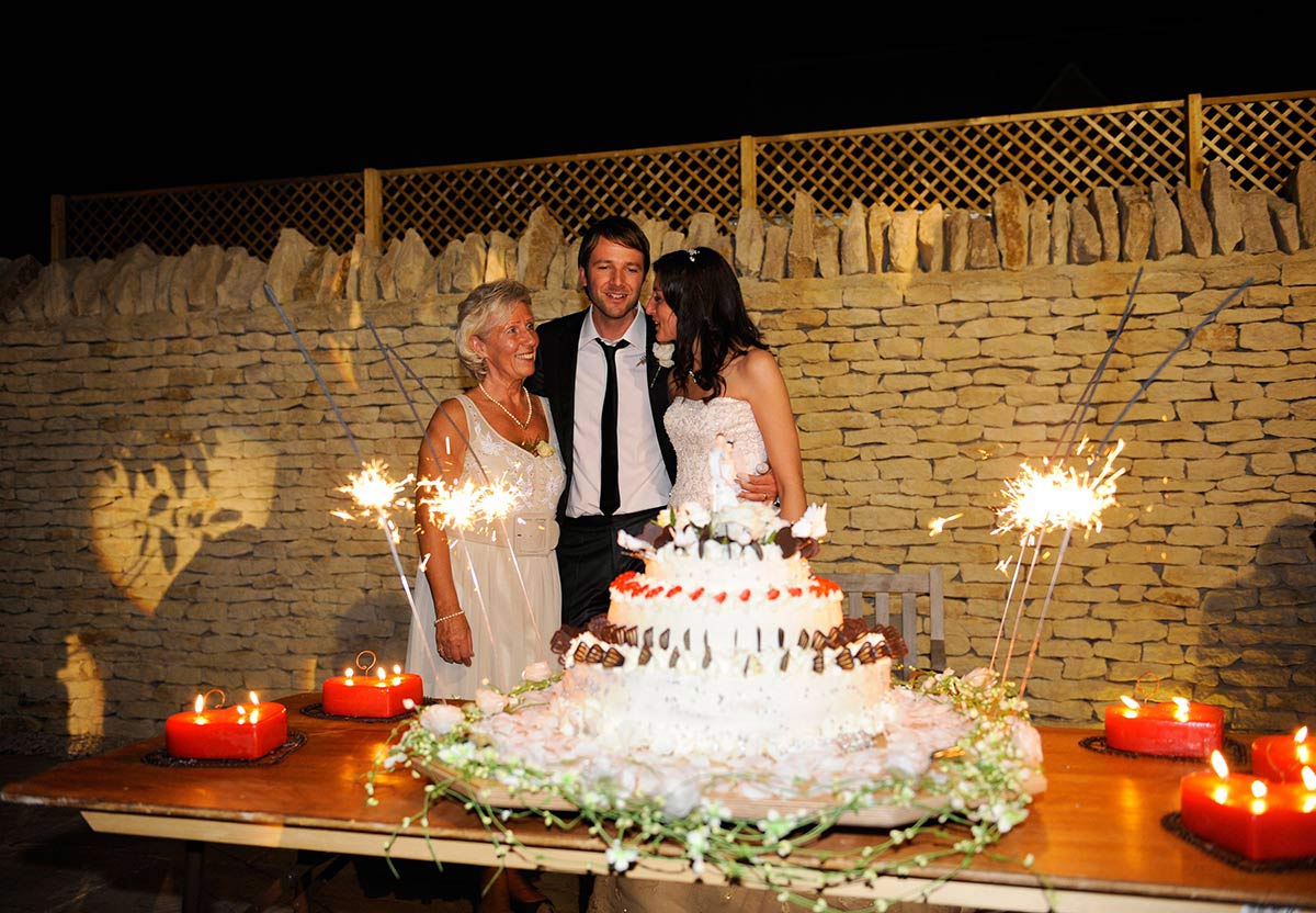 Honeylight Hochzeitsfotograf: Hochzeitstorte mit Brautpaar und Mutter
