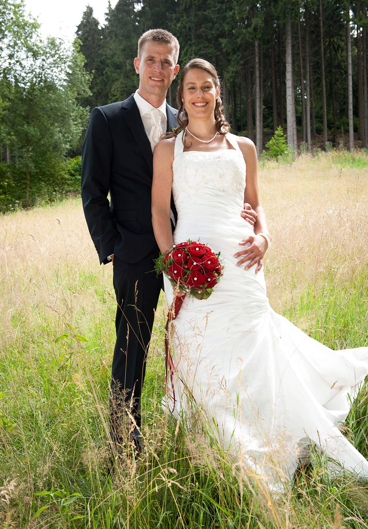 Hochzeitsfotograf Hagen: Portrait Junges Brautpaar auf Feld im Hagener Freilichtmuseum