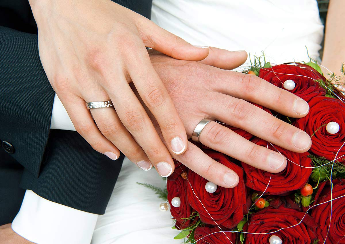 Hochzeitsfotograf Hagen: Hände mit Trauring und Rosen im Hagener Freilichtmuseum