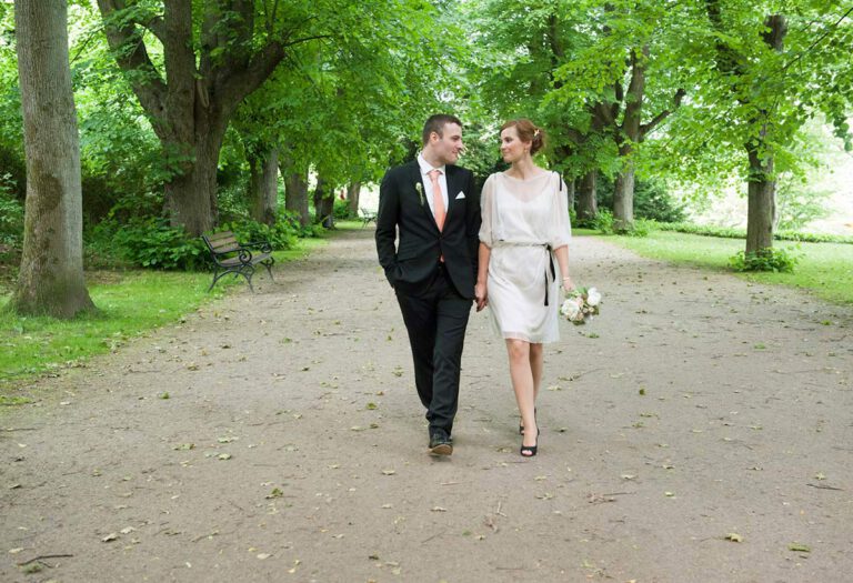 Honeylight Hochzeitsfotografen: Hochzeitspaar geht in Baumallee im Rombergpark Dortmund spazieren