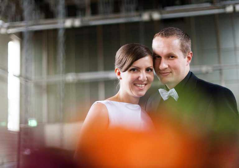 Honeylight Hochzeitsfotograf: Portrait des Brautpaares in der der Waschkaue der Hochzeitslocation Zeche Zollern in Dortmund