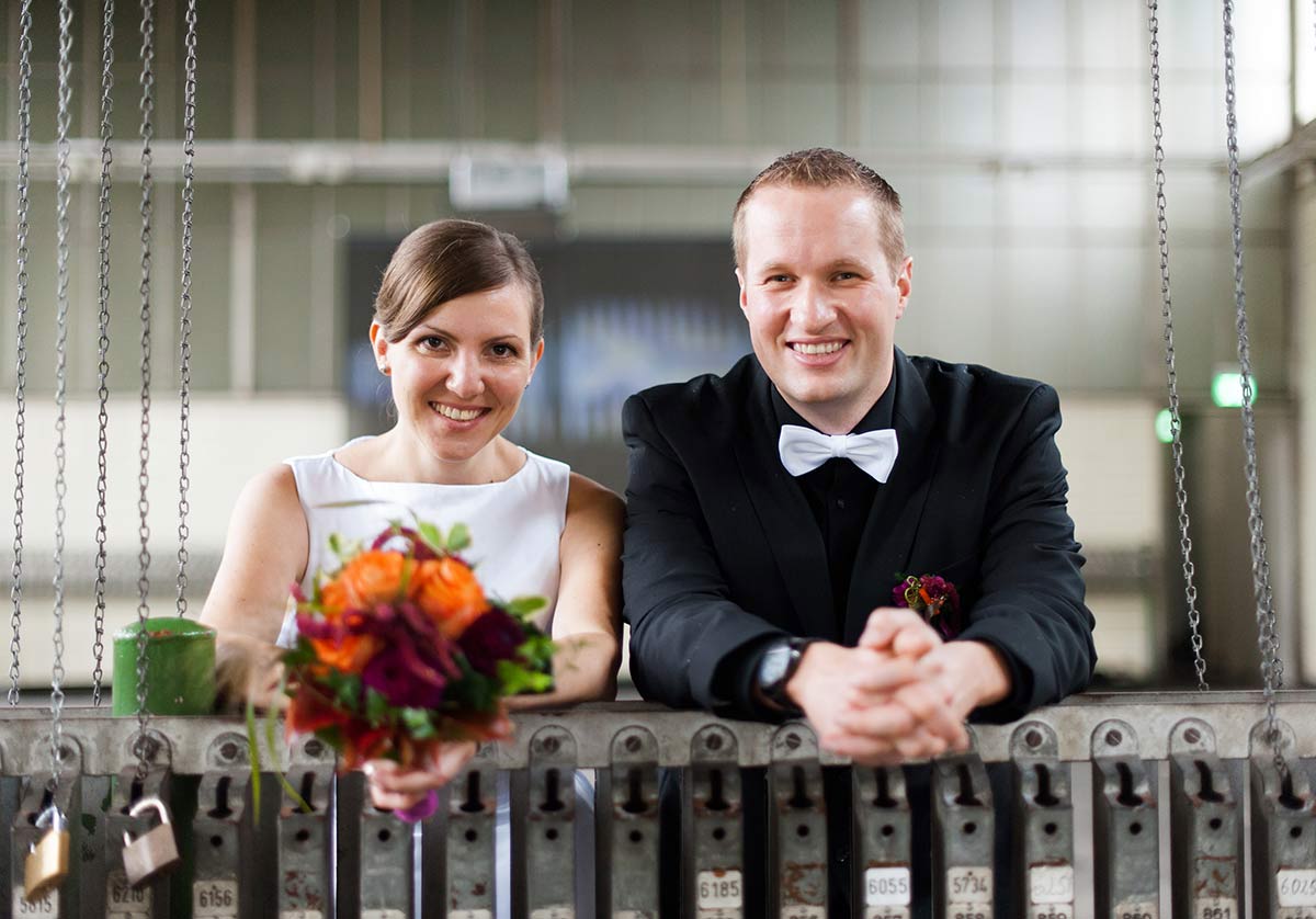 Honeylight Hochzeitsfotograf: Portrait des Brautpaares in der der Waschkaue der Hochzeitslocation Zeche Zollern in Dortmund