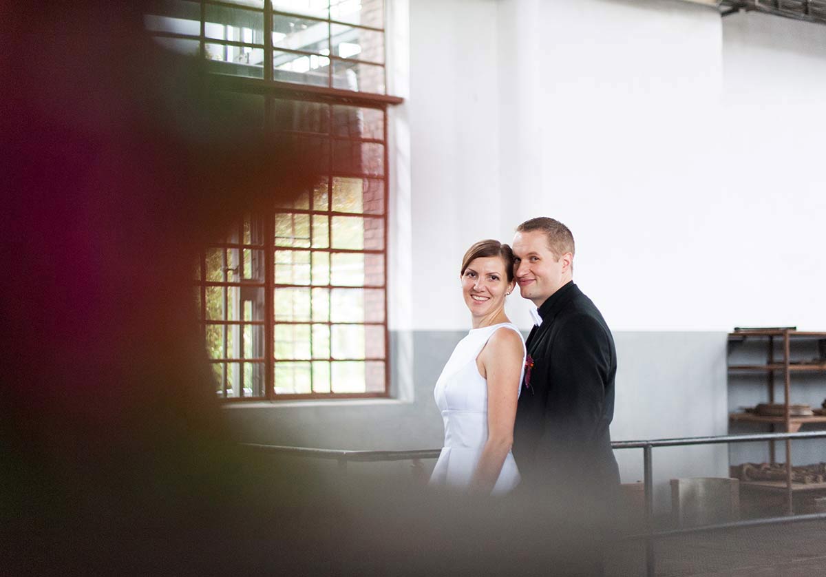 Honeylight Hochzeitsfotograf: Portrait des schmusenden Brautpaares in der Hochzeitslocation Zeche Zollern in Dortmund