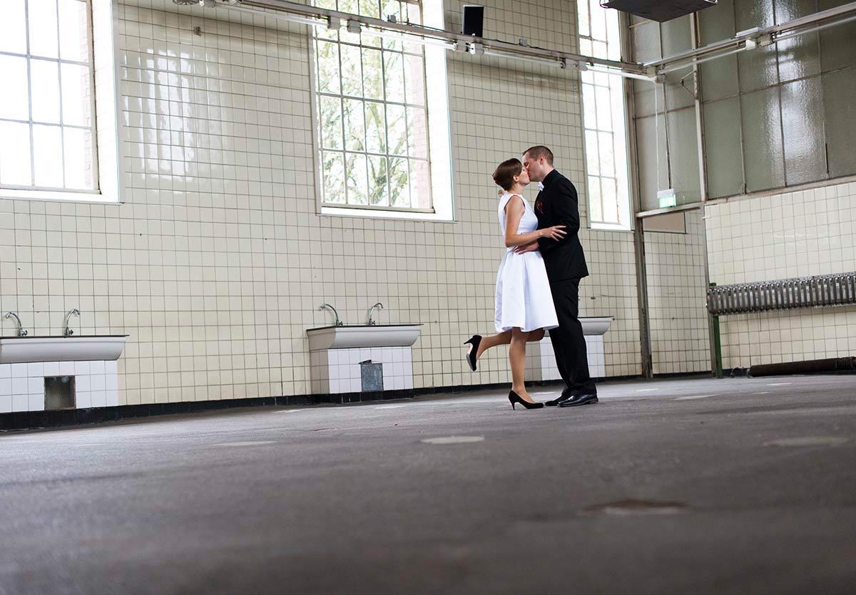 Honeylight Hochzeitsfotograf: Kuss des Brautpaares in der Hochzeitslocation Zeche Zollern in Dortmund