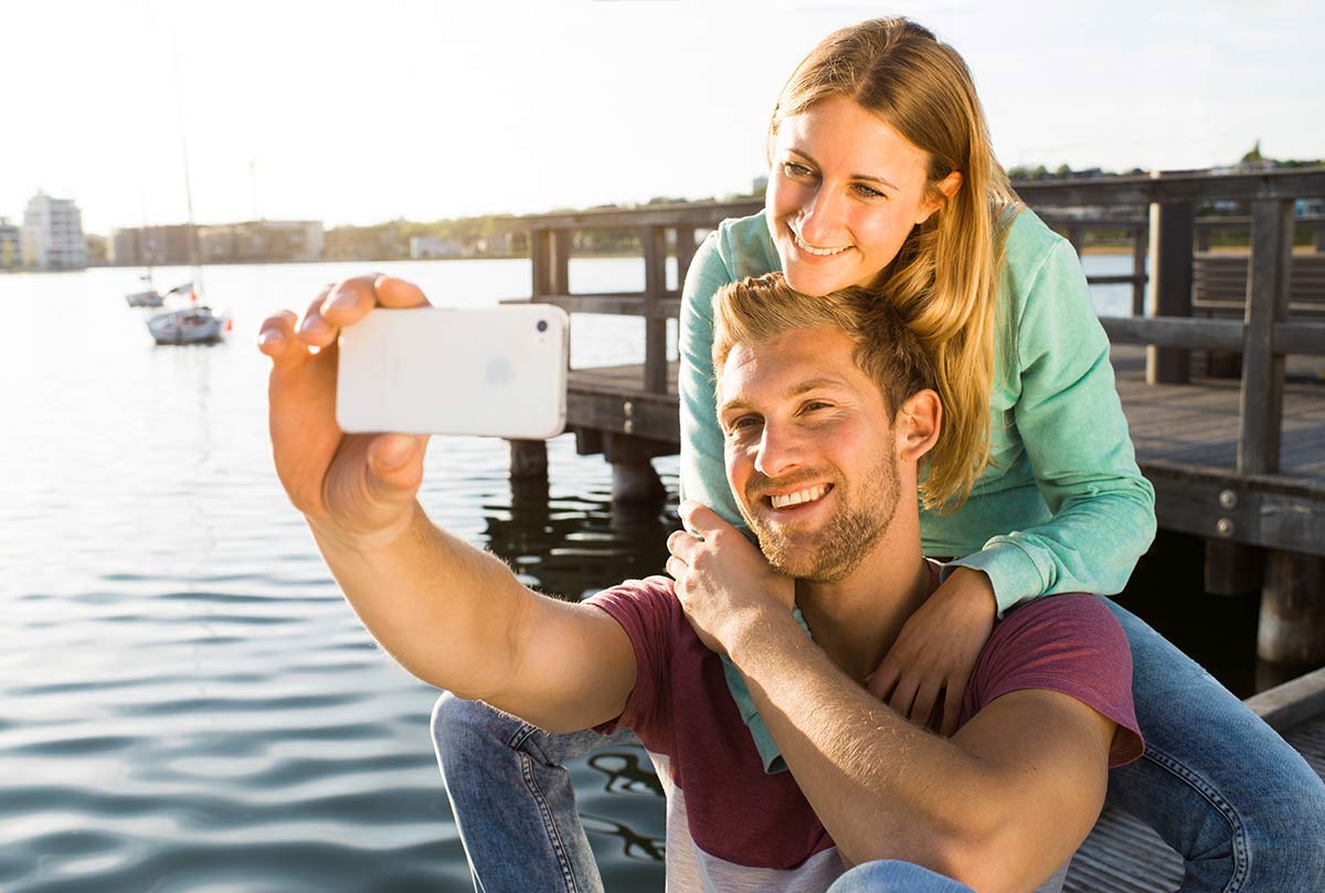 Junges Paar macht ein Selfie am Phönixsee in Dortmund