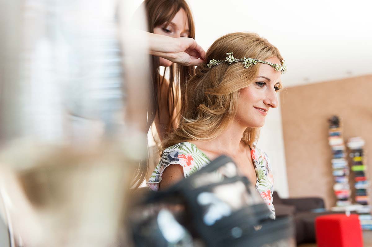 Honeylight Hochzeitsfotografen: Braut in Hochzeitsvorbereitung beim Friseur