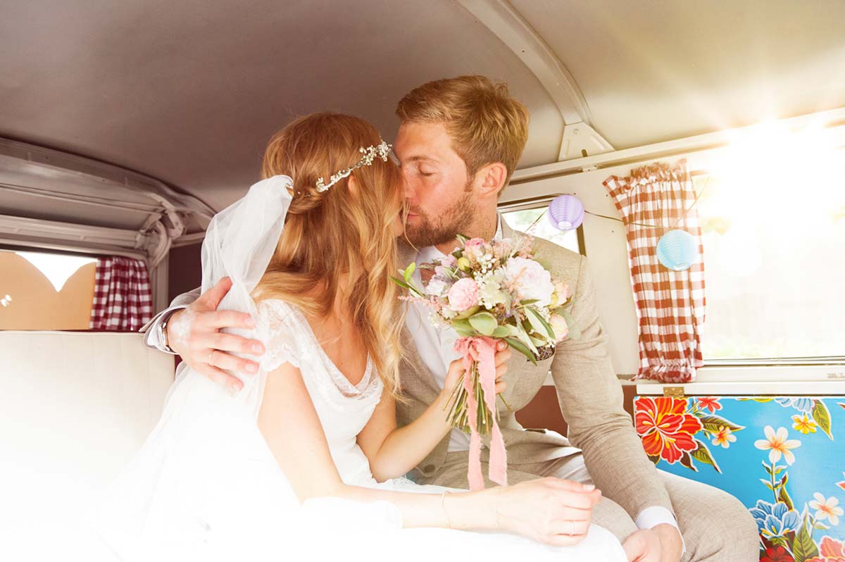 Honeylight Hochzeitsfotografen: Brautpaar küsst sich im Auto