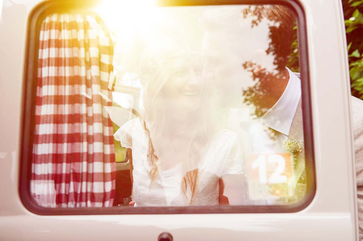 Honeylight Hochzeitsfotografen: Brautpaar küsst sich im Auto