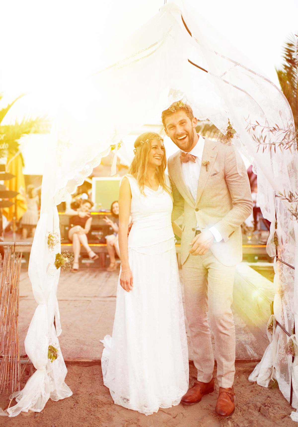 Honeylight Hochzeitsfotografen: Brautpaar lacht glücklich in die Kamera