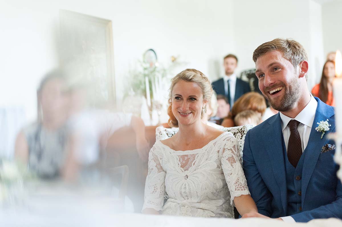 Honeylight Hochzeitsfotografen: Brautpaar freut sich während der Trauung