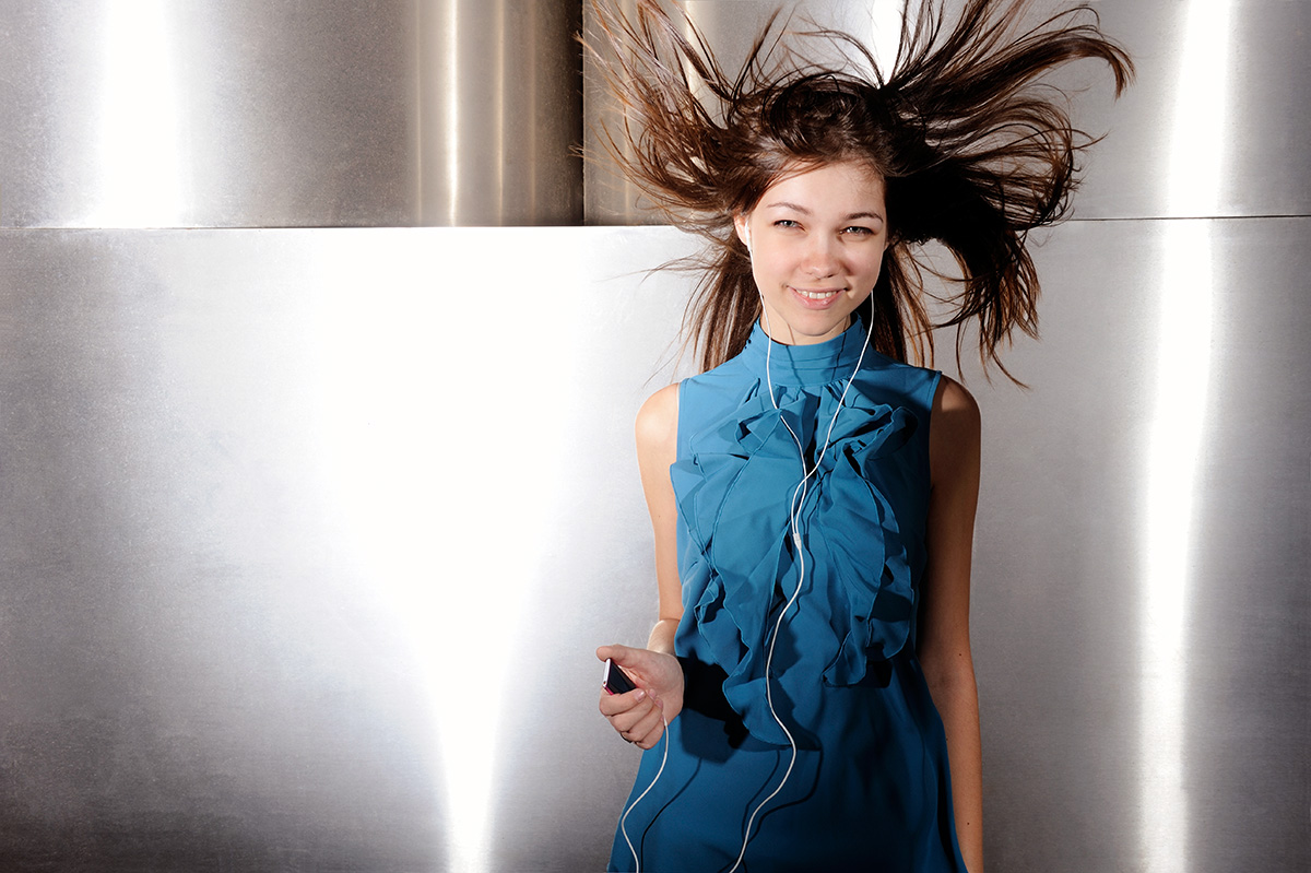 Honeylight Lifestyle Fotografie: Teenie Mädchen hört mit I-Pod Musik