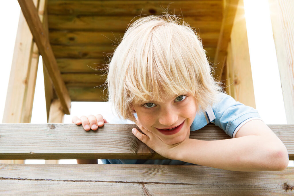 Familienfotografie Honeylight : Junge in Holzhütte