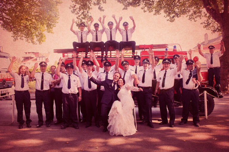 Gruppenbild Hochzeitsgesellschaft vor Feuerwehrauto