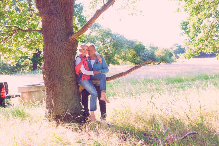 Paar am Baum im Sommer. Socmmerhochzeit