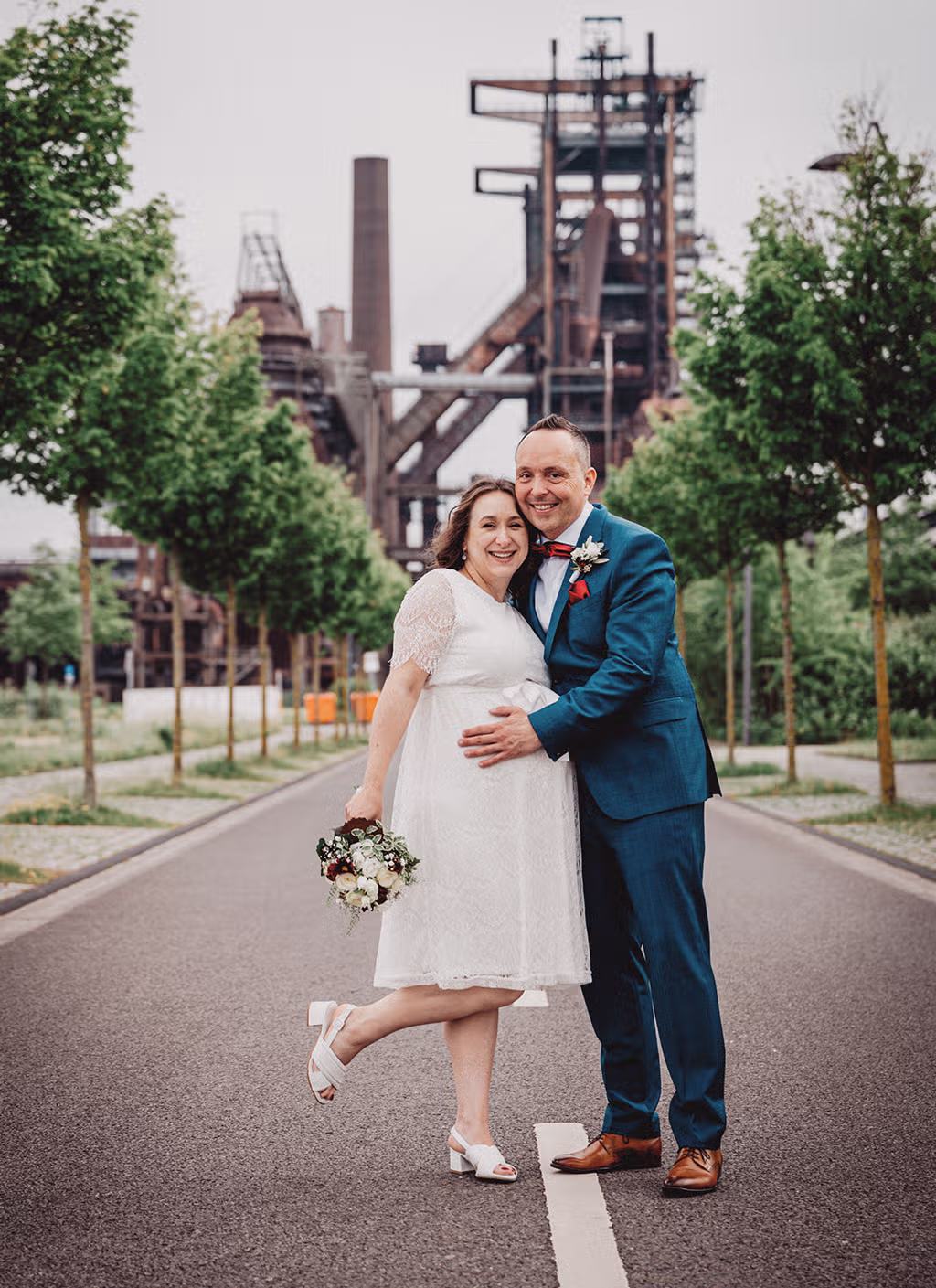 Hochzeotsshooting: Hochzeitspaar vor dem Hoesch Stahlwerk Phoenix West in Dortmund