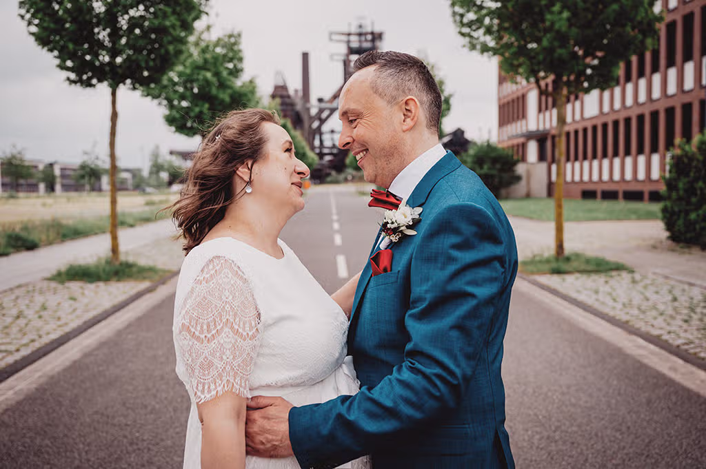 Hochzeotsshooting: Hochzeitspaar vor dem Hoesch Stahlwerk Phoenix West in Dortmund