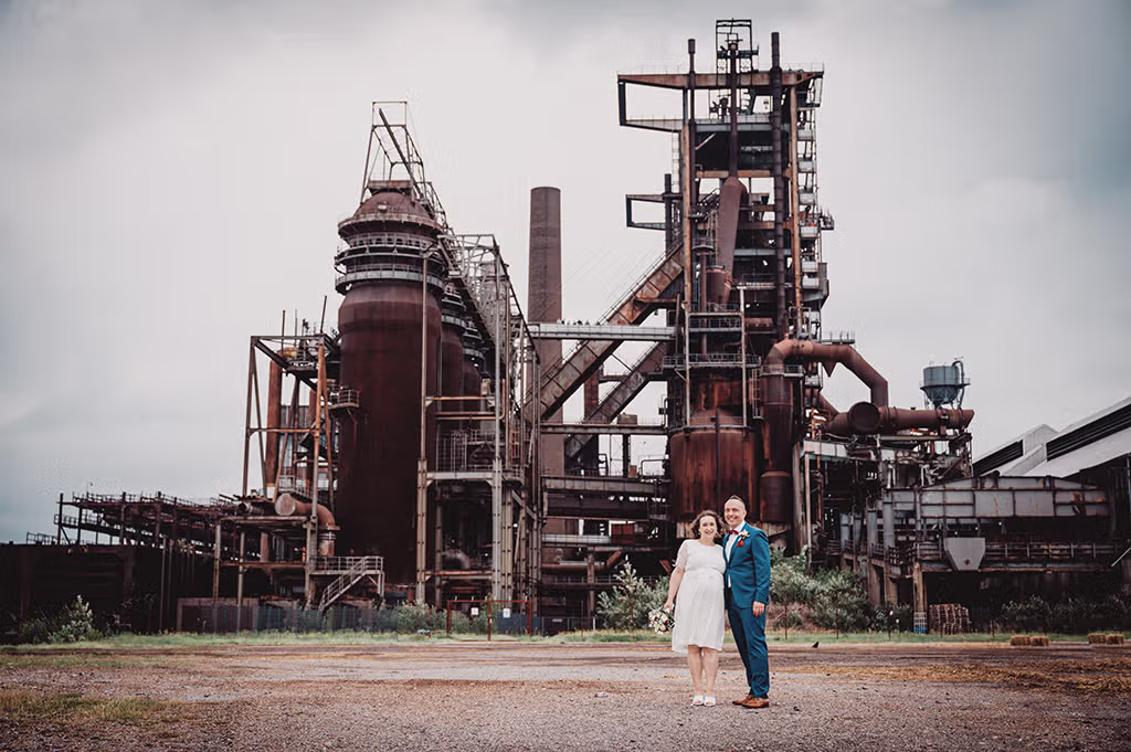 Hochzeitspaar vor Hochofen Stahlwerk Phönix West in Dortmund.
