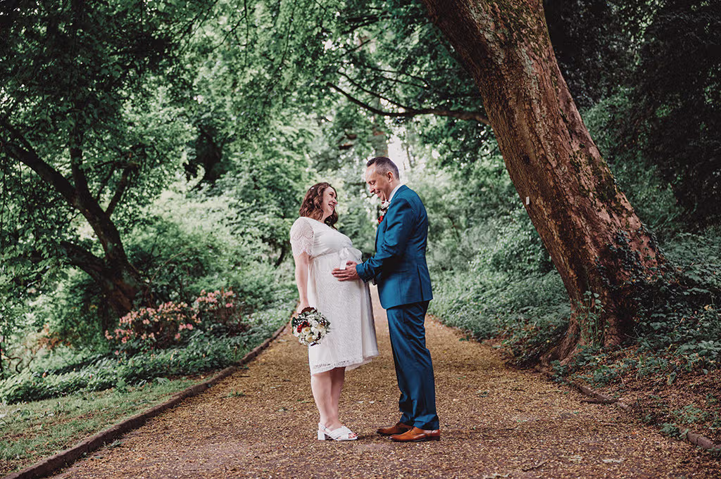 Hochzeitspaar im Rombergpark. Braut Schwanger