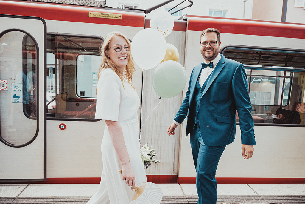 Brautpaar vor der S-Bahn