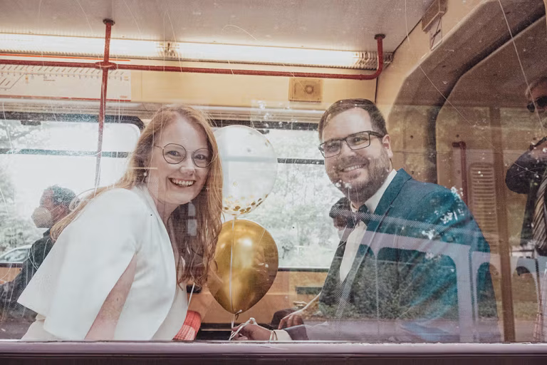 Standesamtliche Trauung Dortmund Aplerbeck: Brautpaar in der S-Bahn