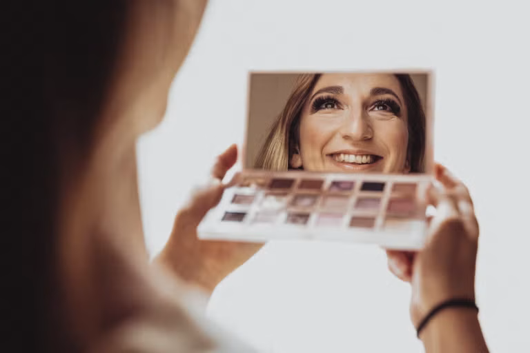 Hochzeitsfotograf: Getting Ready, Hochzeitsfvorbereitung. Make UP. Blick in den Spiegel