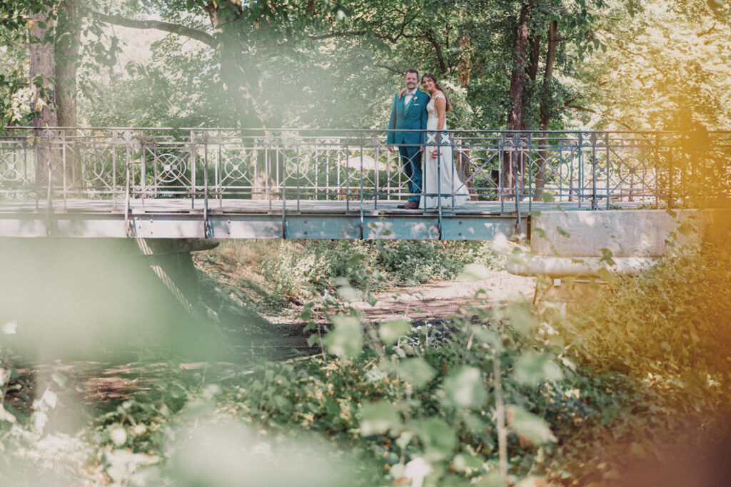 Brautpaar auf einer Brücke
