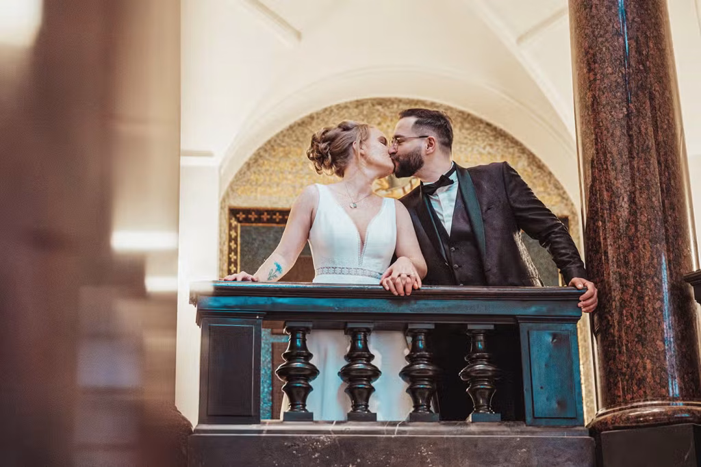 Standesamtliche Trauung im Standesamt Dortmund, Brautpaar Küßt sich.