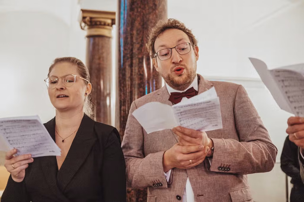 Standesamtliche Trauung im Standesamt Dortmund, Hochzeitsreportage. Chor singt.