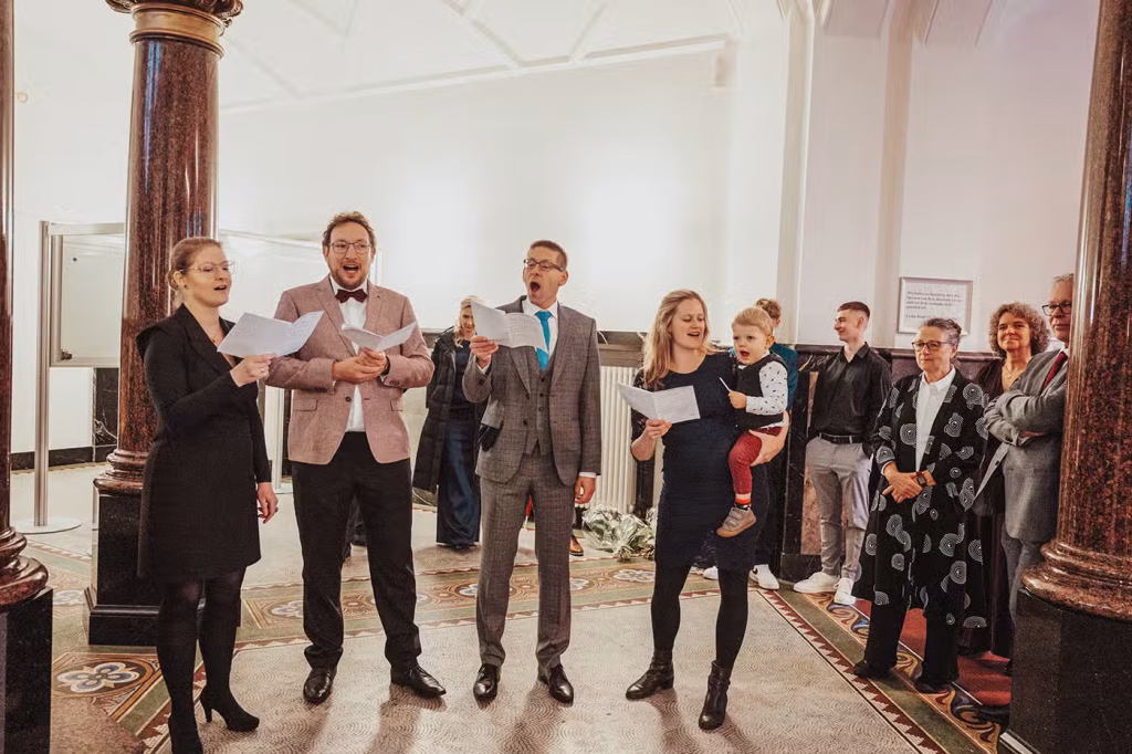 Hochzeitsfotograf Honeylight: Standesamtliche Trauung im Standesamt Dortmund, Hochzeitsreportage. Chor singt.