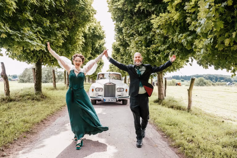 Brautpaar im Hochzeitsauto. Honeylight Hochzeitsfotograf in Wermelskirchen